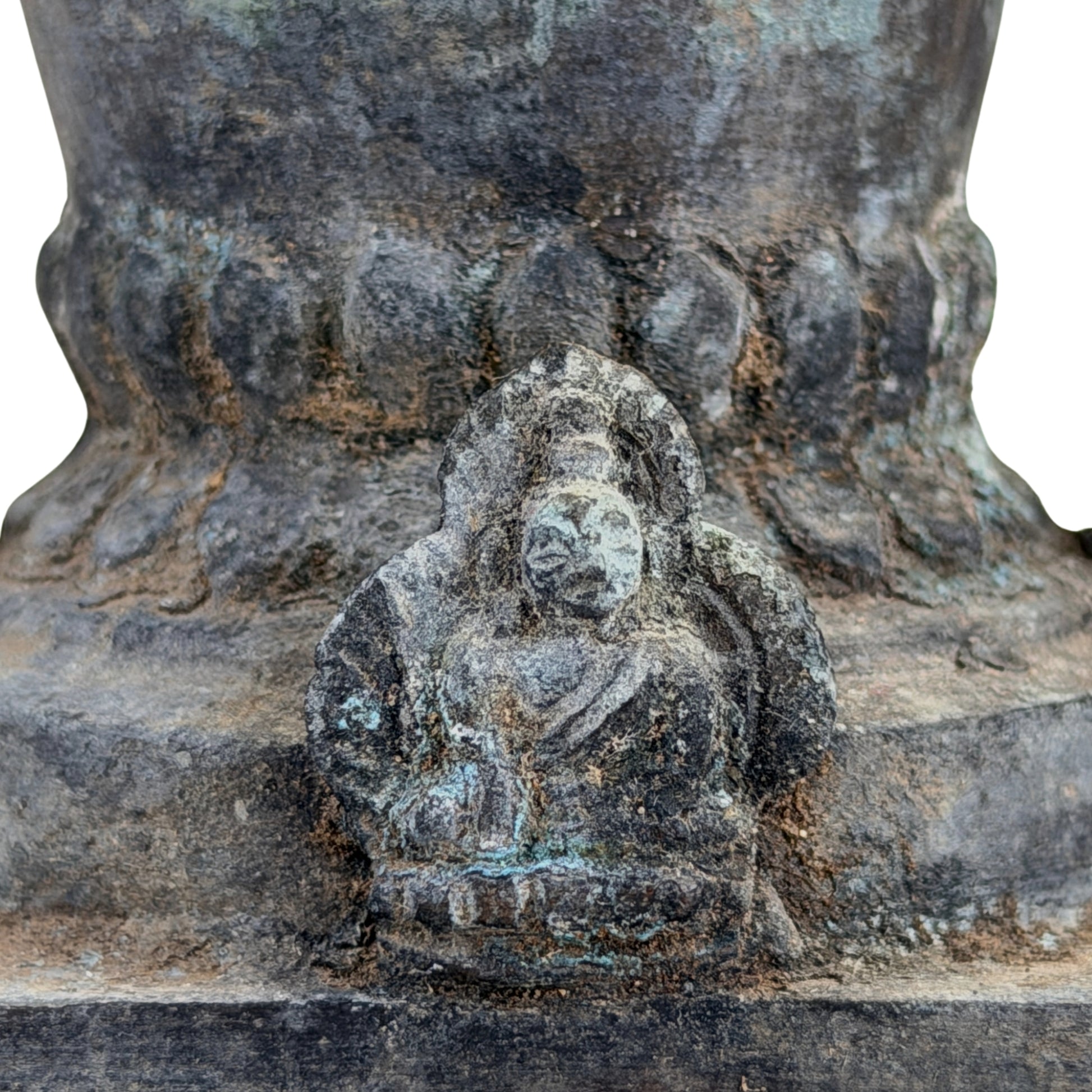 SKU 745 – Detail einer sitzenden Buddhafigur am Fuß der bronzenen Votivstupa
