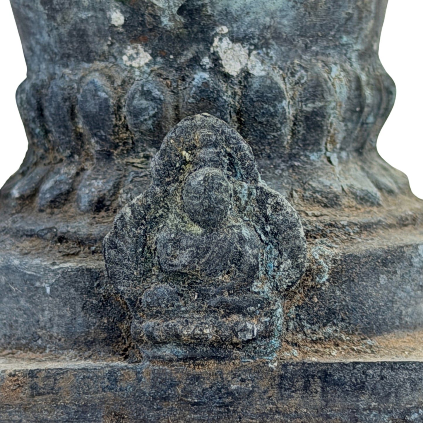 SKU 745 – zweite sitzende Buddhafigur mit Abnutzung und alter Patina