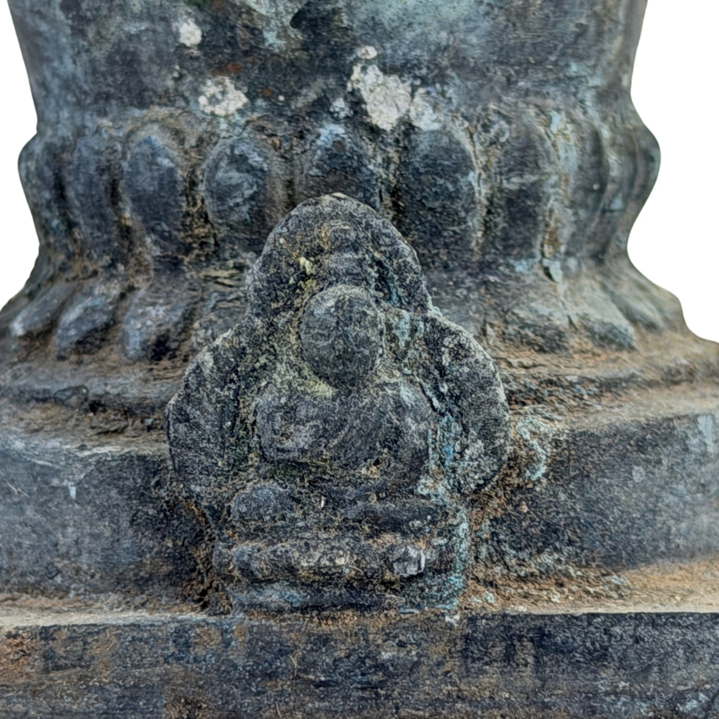 SKU 745 – dritte Detailansicht einer sitzenden Buddhafigur an der Stupa