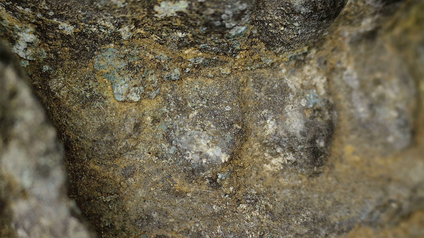 SKU 745 – Makroaufnahme mineralischer und erdiger Ablagerungen auf der Bronze-Votivstupa