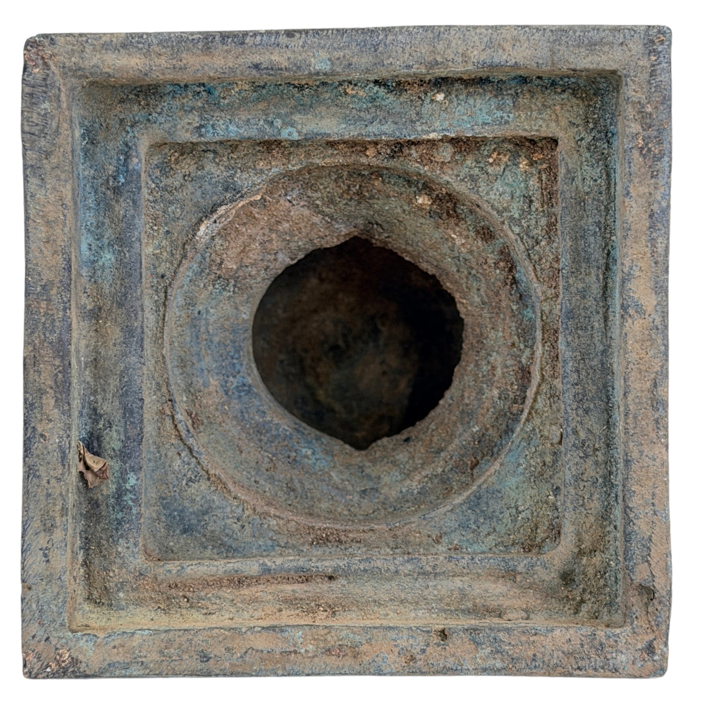 SKU 745 – offene Unterseite der Bronze-Pala-Votivstupa mit Erdablagerungen