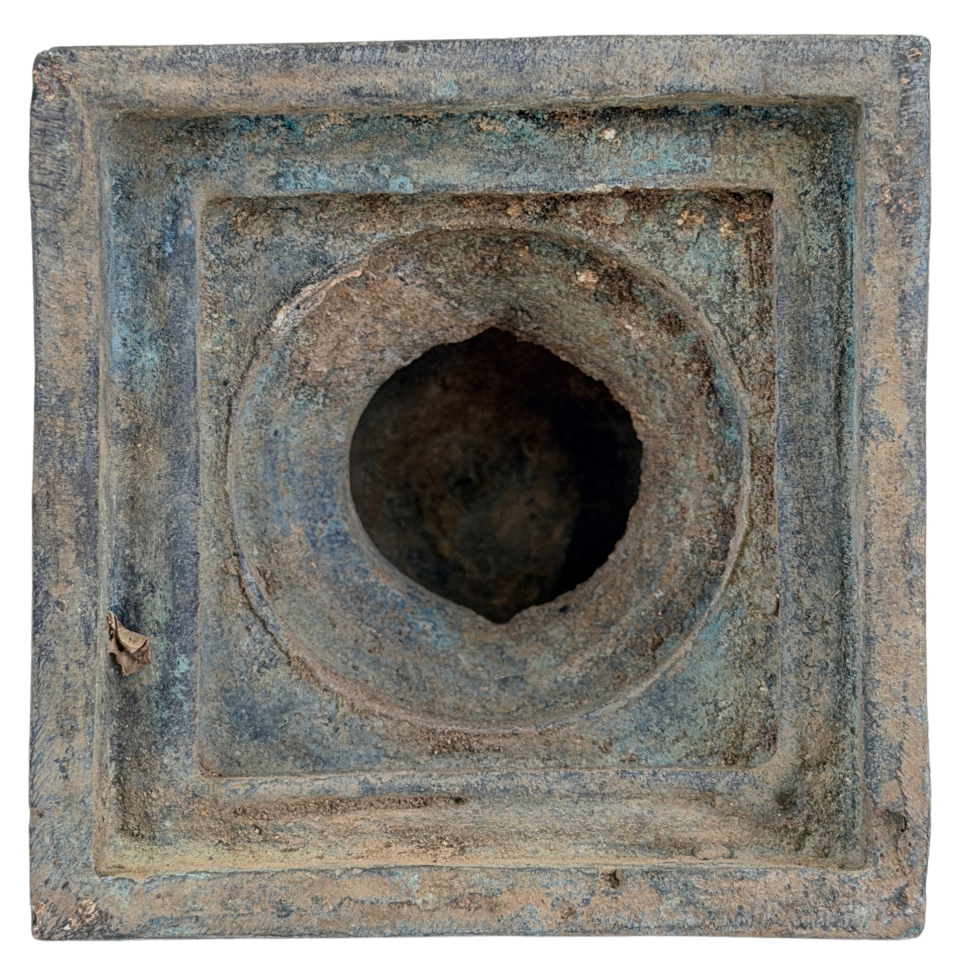SKU 745 – offene Unterseite der Bronze-Pala-Votivstupa mit Erdablagerungen
