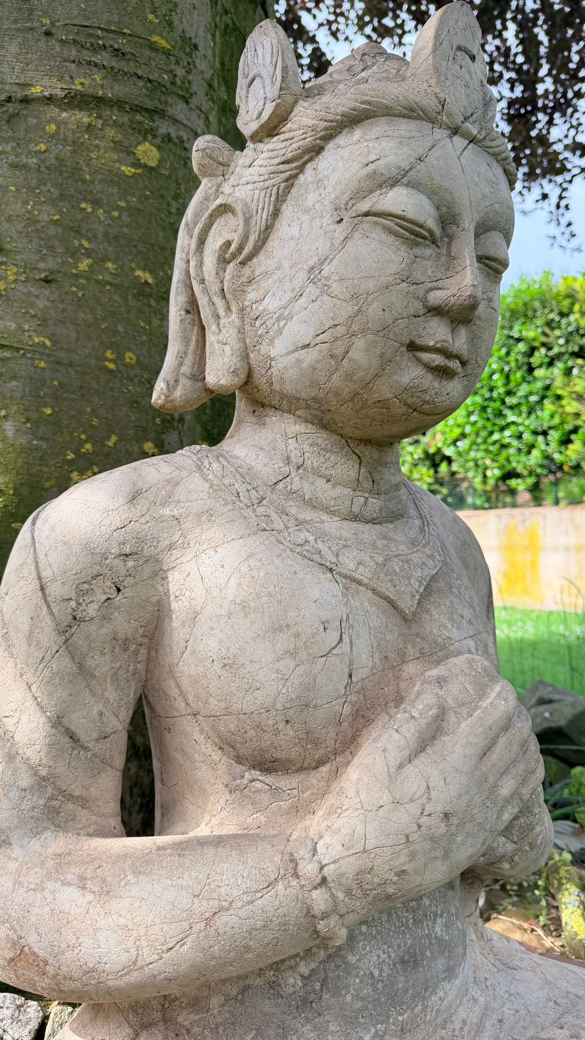 Spirituelle Steinstatue, inspiriert von javanischer Tempelkunst