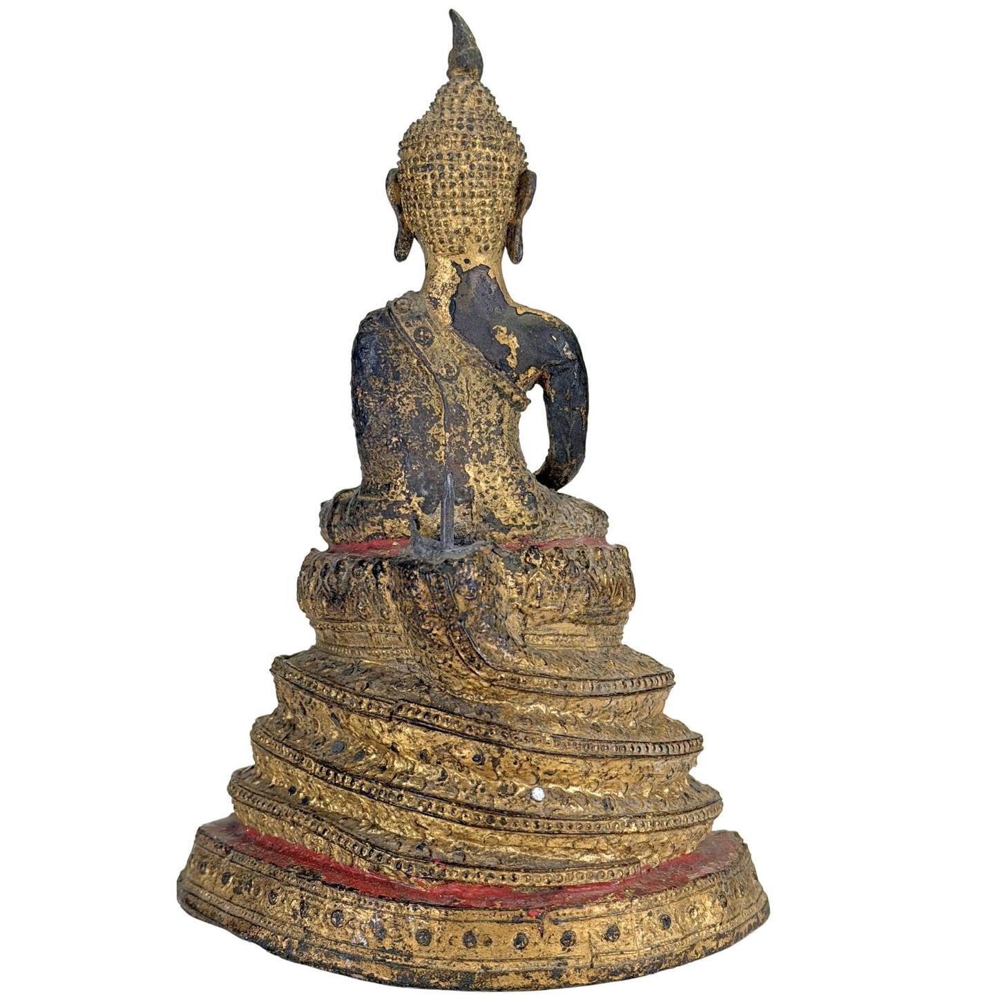 Spirituelle thailändische Buddha-Statue mit schützender Naga-Schlange und Tempelsockel