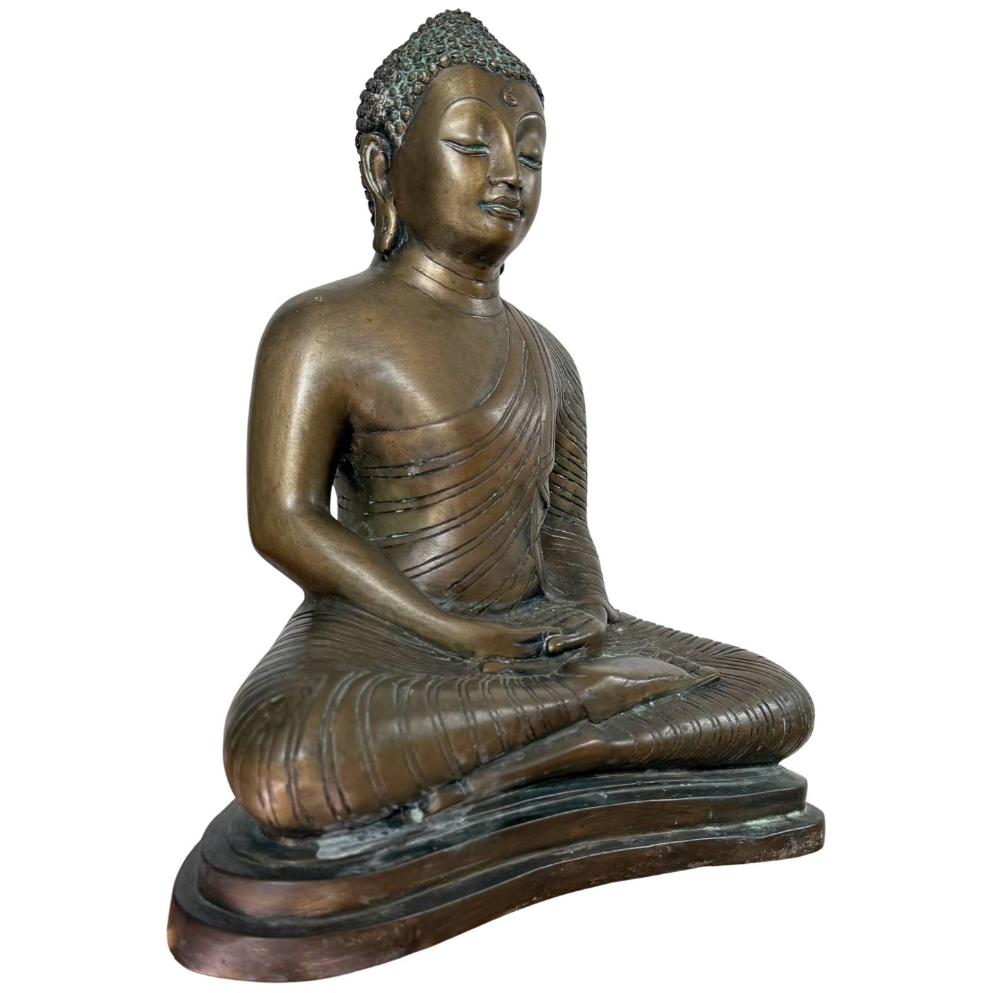 Bronzener Buddha mit eng anliegendem Gewand, ausgerichtet auf einen spirituellen Fokus