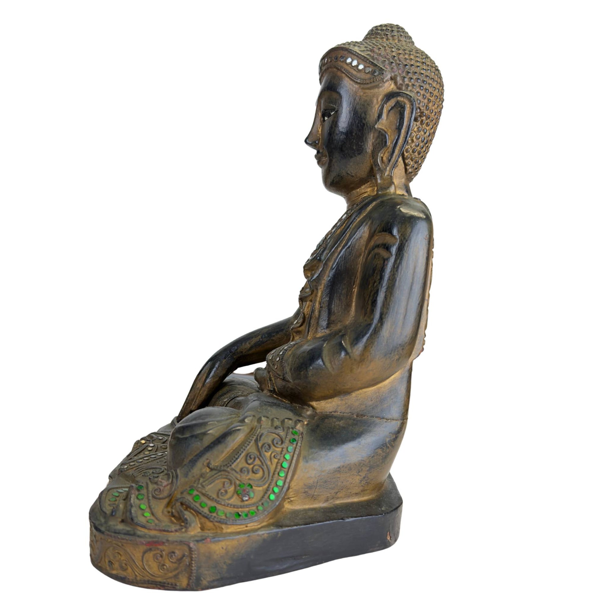 Spiritueller Buddha aus Holz in klassischer Mandalay-Tradition