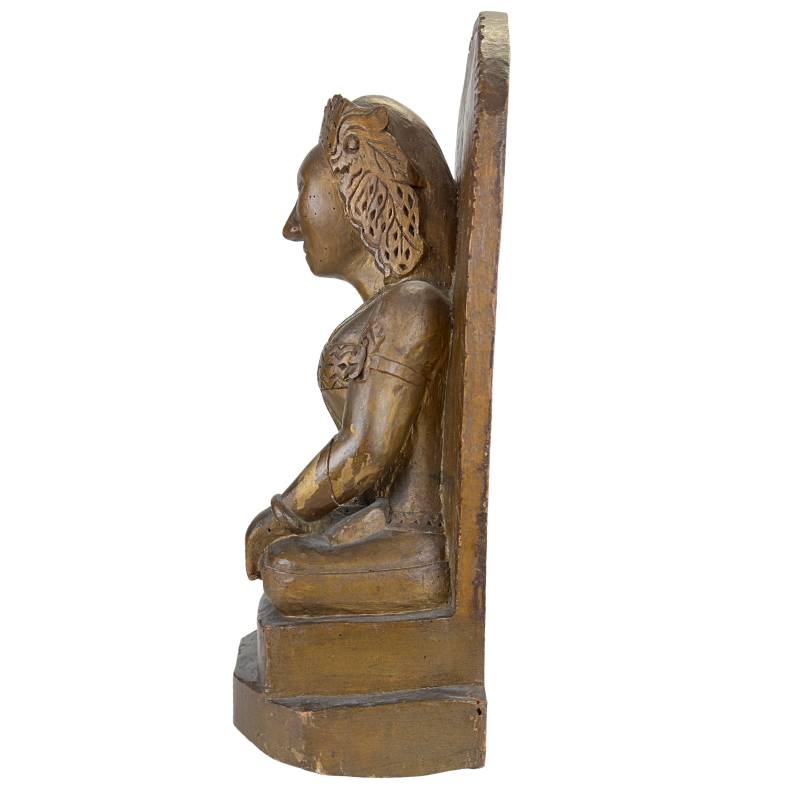 Sri Devi Nischenstatue aus Holz im dekorativen Tempelstil