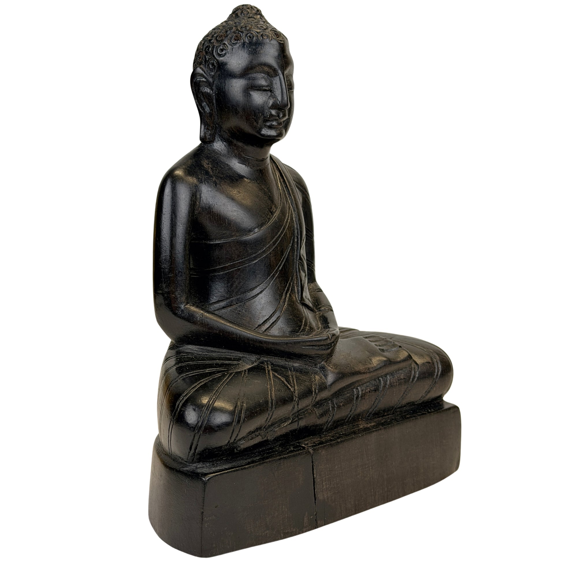 Kompakte Theravada-Buddhafigur mit ruhiger Sitzhaltung und dunkler Holzoberfläche
