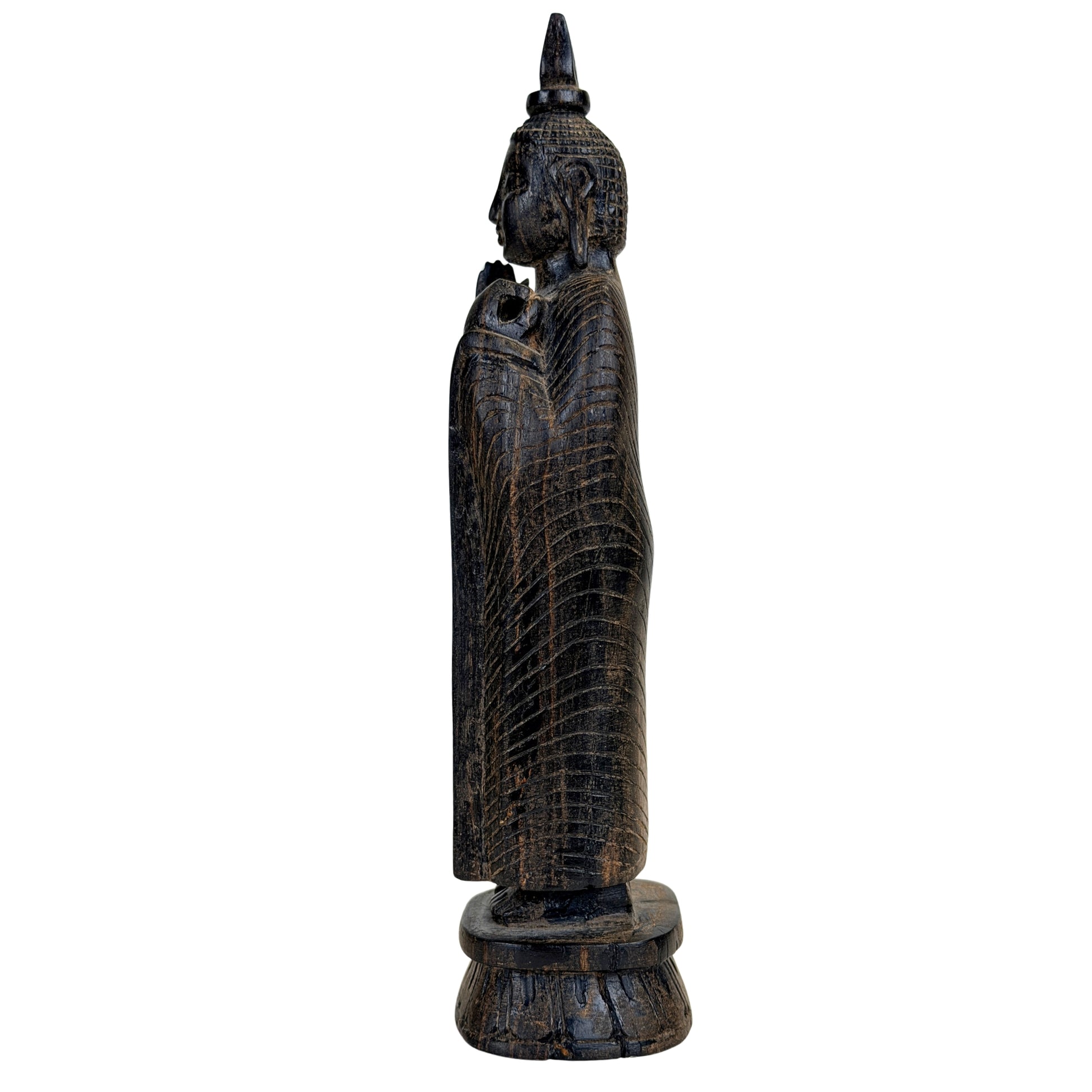 Abhaya-Geste und an der Schulter gefasster Gewandsaum einer sri-lankischen Holzfigur