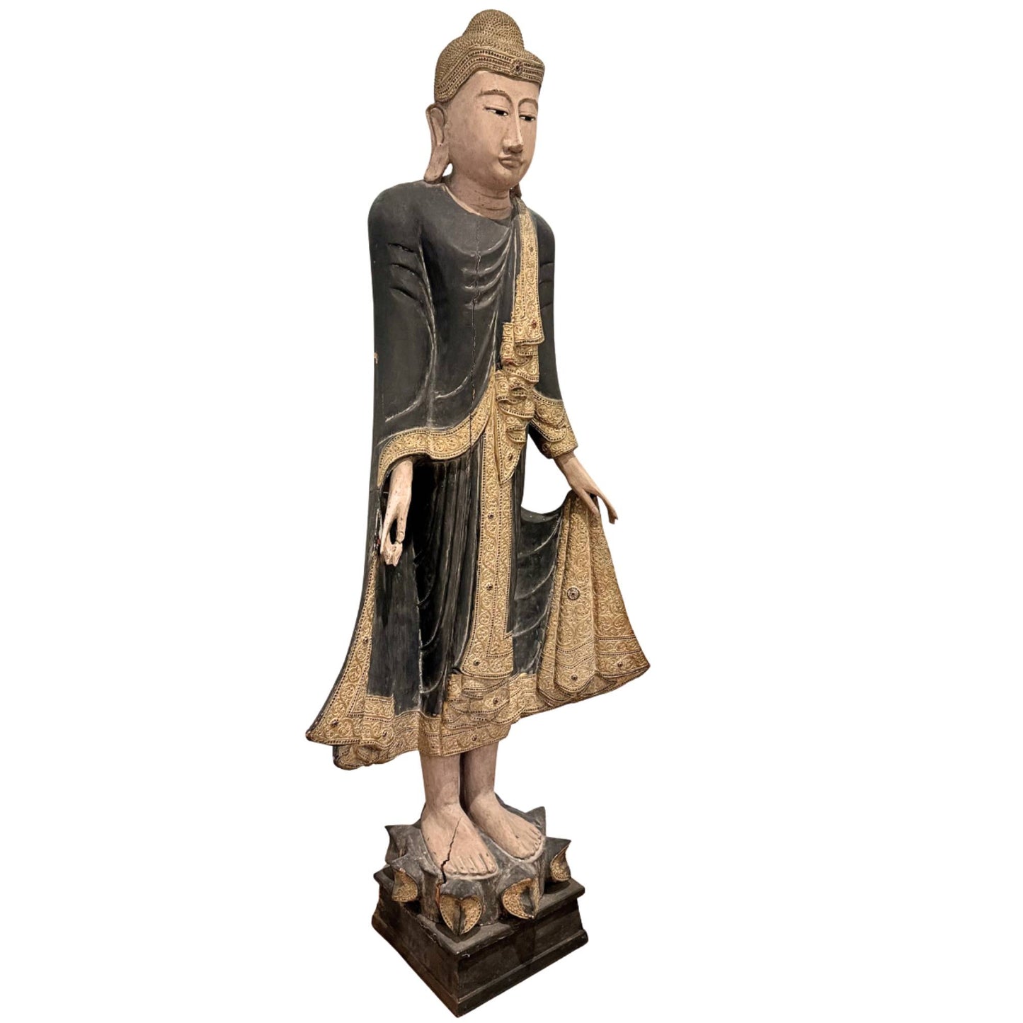 Stehender Buddha aus Myanmar mit eingelegten Augen, antike Holzstatue mit heiterem Ausdruck und feiner Verarbeitung.