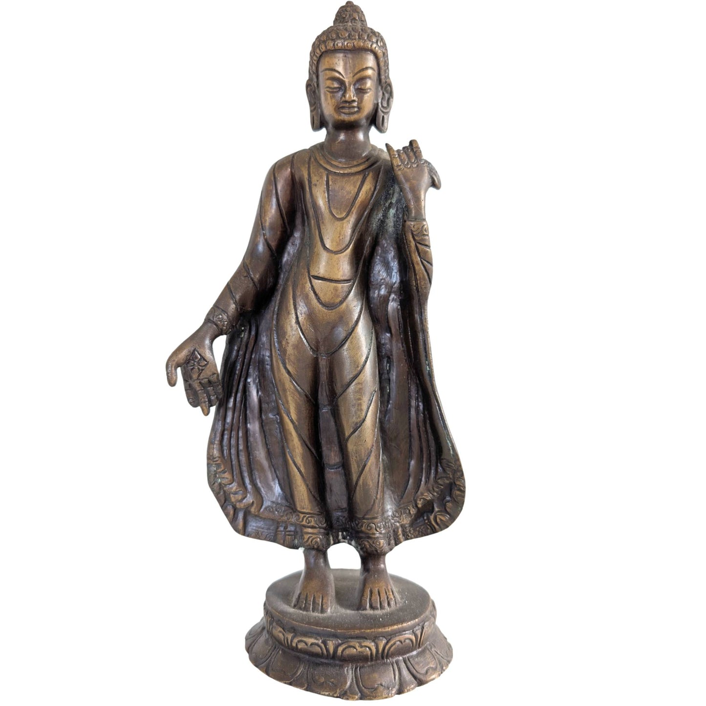 Vorderansicht einer 27,5 cm hohen Bronzestatue des stehenden Buddha aus Nepal.
