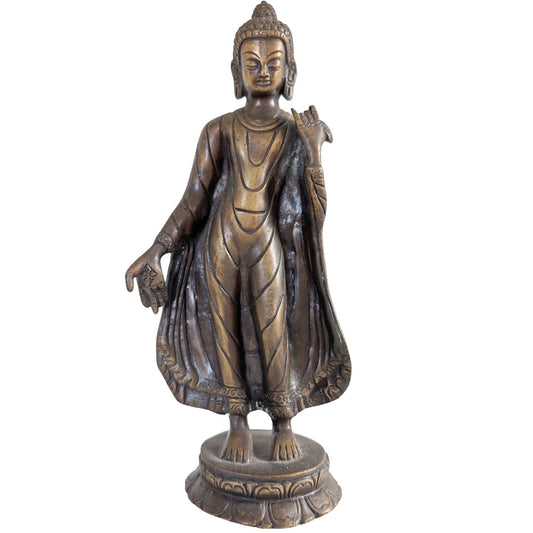 Vorderansicht einer 27,5 cm hohen Bronzestatue des stehenden Buddha aus Nepal.