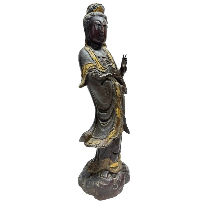 Guanyin Avalokiteshvara Holzstatue, Vorderansicht, stehende Buddha-Statue mit Resten von Blattgold