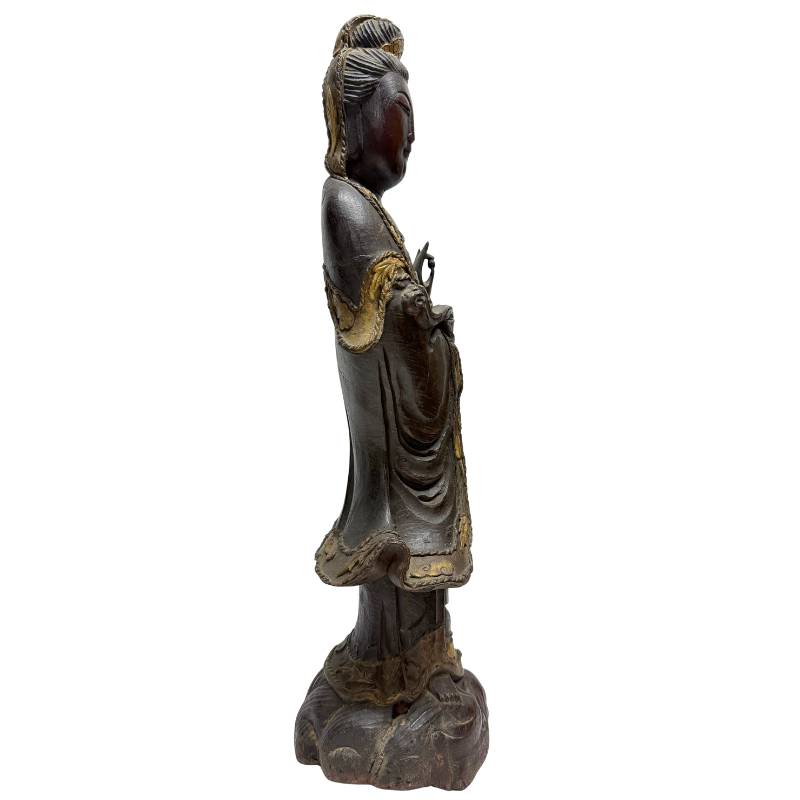 Stehende Guanyin-Avalokiteshvara-Holzstatue mit schützender Handgeste, Qing-Dynastie