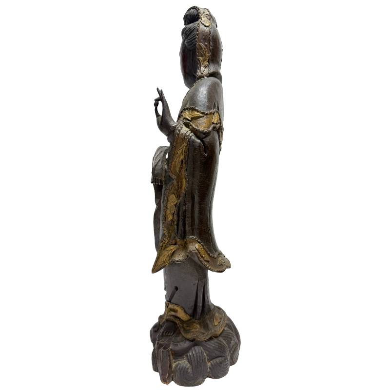 Stehende Guanyin-Avalokiteshvara-Holzstatue mit natürlicher Patina und Gebrauchsspuren, chinesisch-buddhistisches Erbe