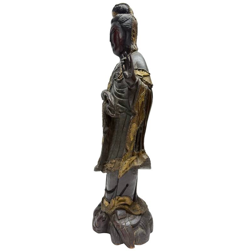 Stehende Guanyin-Avalokiteshvara-Holzstatue mit heiterem Gesichtsausdruck und Vergoldungsresten, Qing-Dynastie