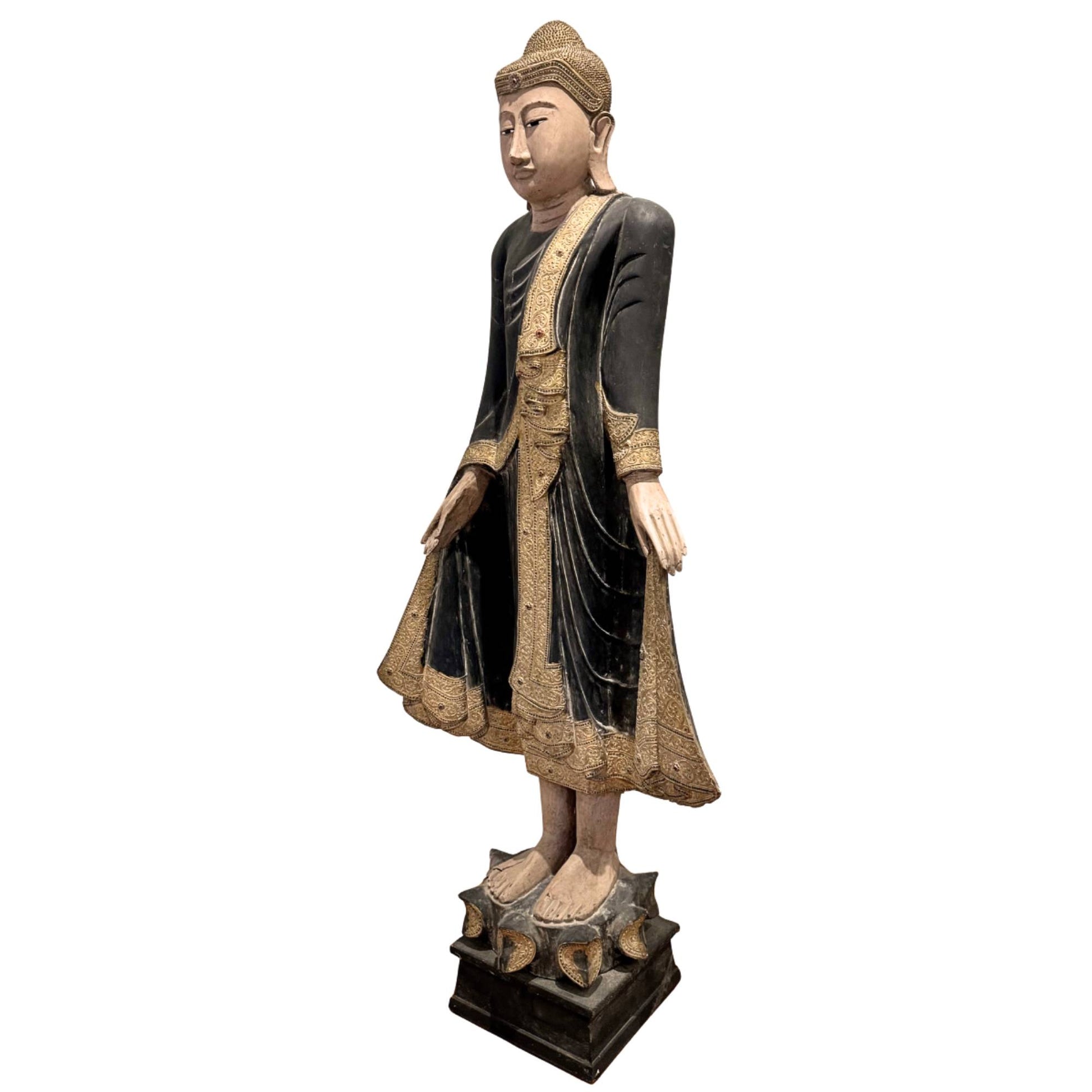 Stehende Buddha-Statue aus Holz aus dem 19. Jahrhundert, große burmesische Tempelstatue mit eingelegten Augen und spiritueller Ausstrahlung.
