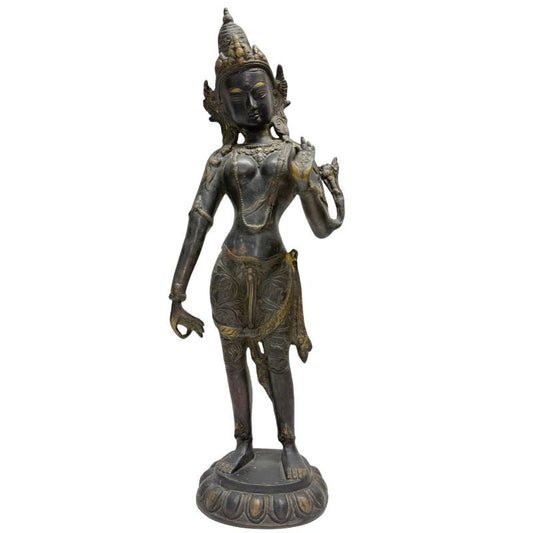 Antike Bronzestatue einer stehenden Tara aus der Himalaya-Region.