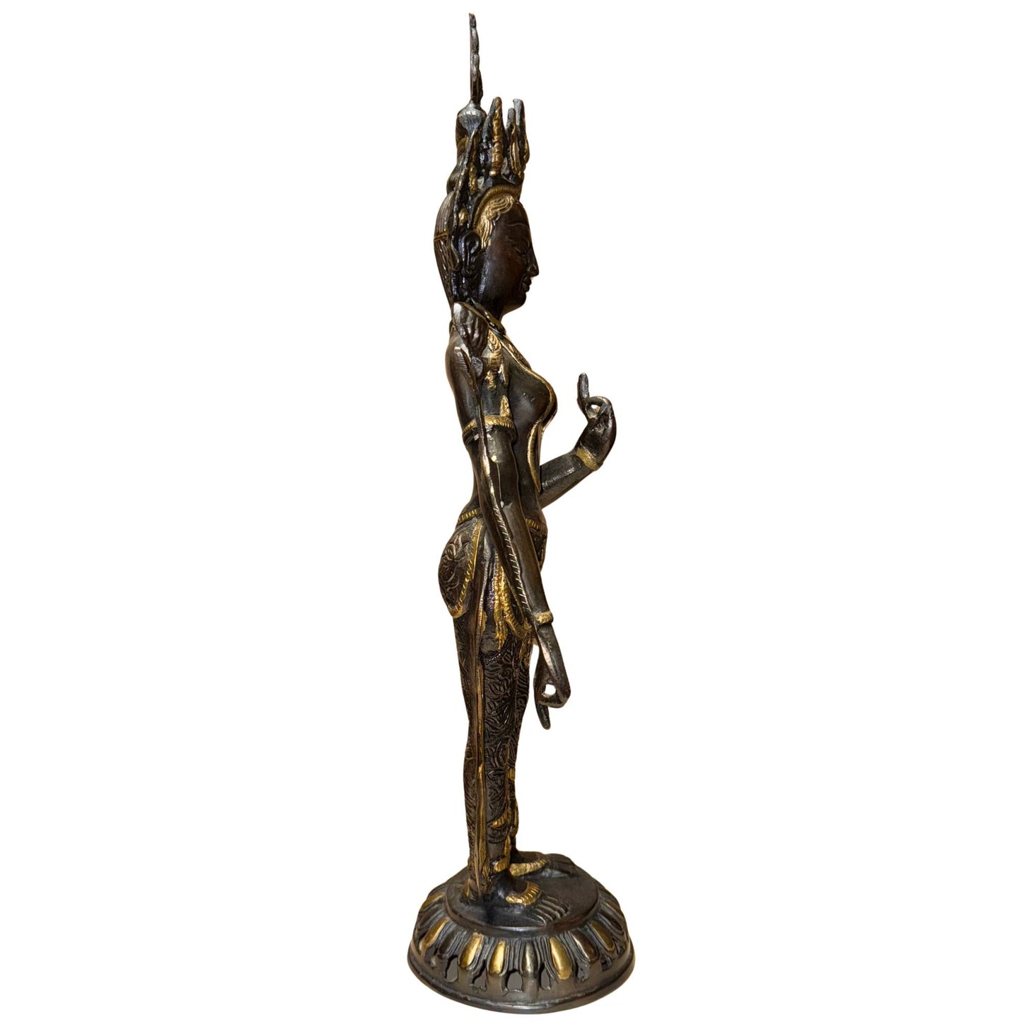 Stehende Tara im nepalesisch-tibetischen Stil, aus Bronze gefertigt und mit spiritueller Ausstrahlung.