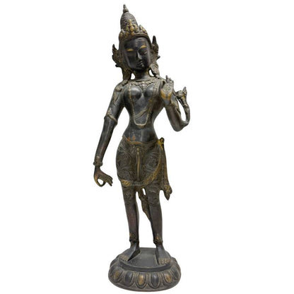 Stehende Tara aus Bronze, buddhistische Statue aus dem Himalaya, 18.–19. Jahrhundert, mit natürlicher Patina und Gebrauchsspuren.