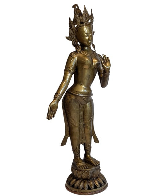 Stehende Tara aus Nepal, aus Bronze gefertigt, gedacht als kraftvolle Tempelstatue