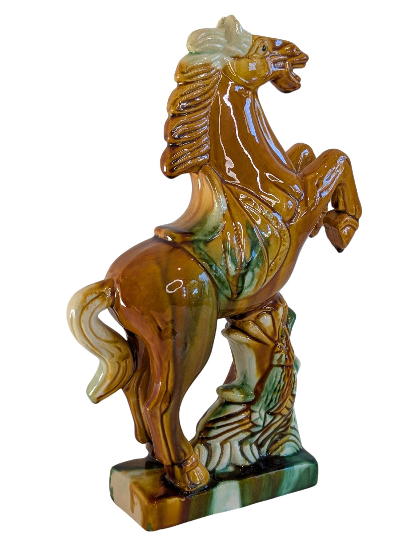 Aufbäumendes Pferd aus glasierter Porzellanfigur, von links gesehen