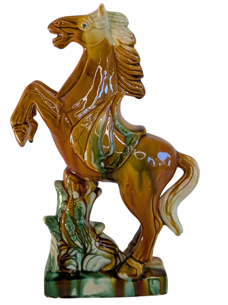 Detail einer glasierten Porzellanfigur eines sich aufbäumenden Pferdes