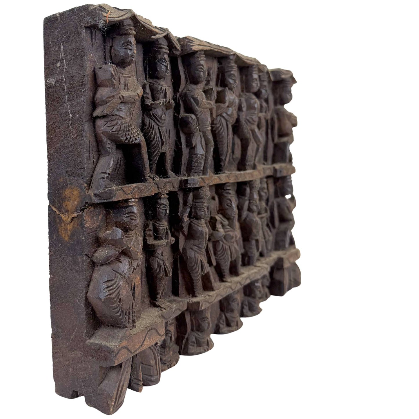Nahaufnahme der Ecke des Tempelfrieses mit der verwitterten Holzkonstruktion und der authentischen, verwitterten Patina.