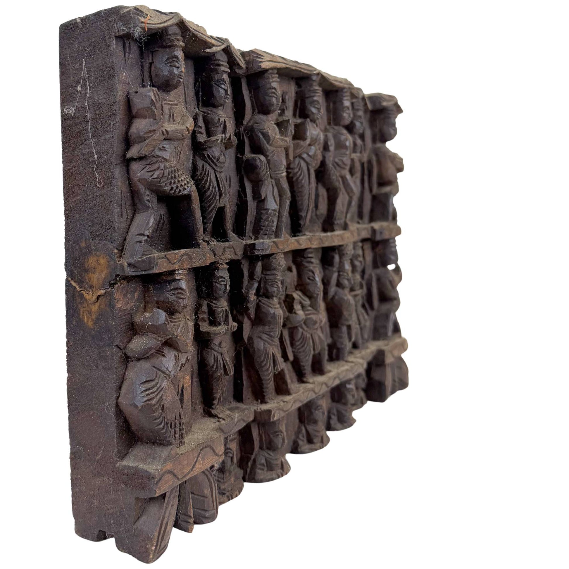 Nahaufnahme der Ecke des Tempelfrieses mit der verwitterten Holzkonstruktion und der authentischen, verwitterten Patina.