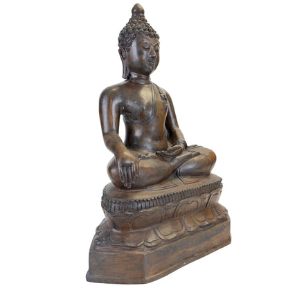 Vorderansicht der antiken thailändischen Buddha-Statue mit tiefer dunkler Patina.