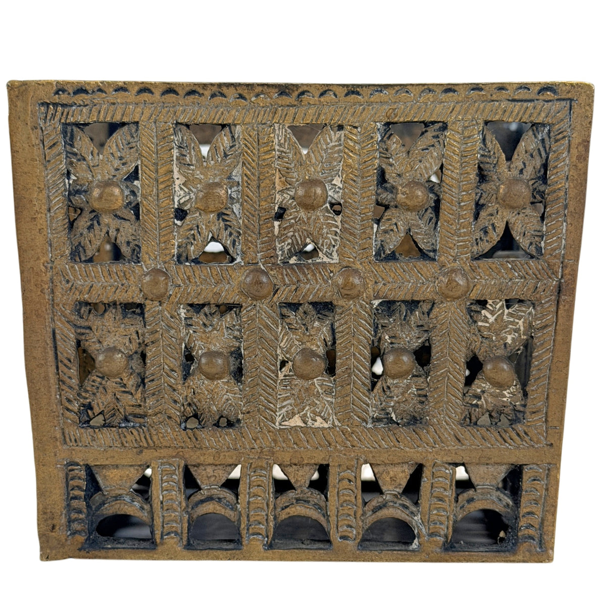 Achterpaneel van antiek moskeemodel uit Sumatra met opengewerkte ornamentiek