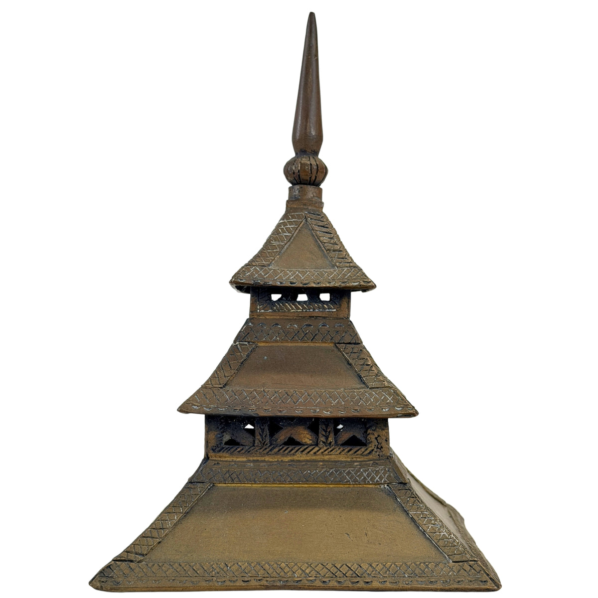 Detail van meerlagige pagodedaken en hoge spits van Sumatran messing moskeemodel