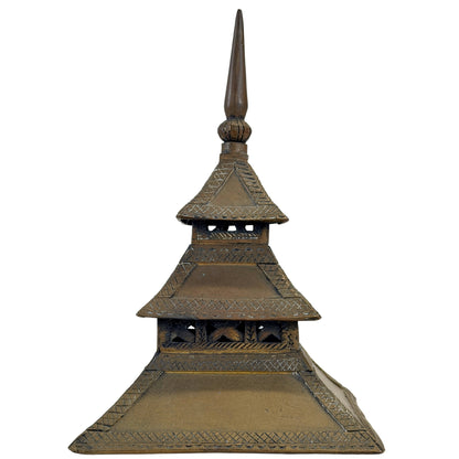 Detail van meerlagige pagodedaken en hoge spits van Sumatran messing moskeemodel