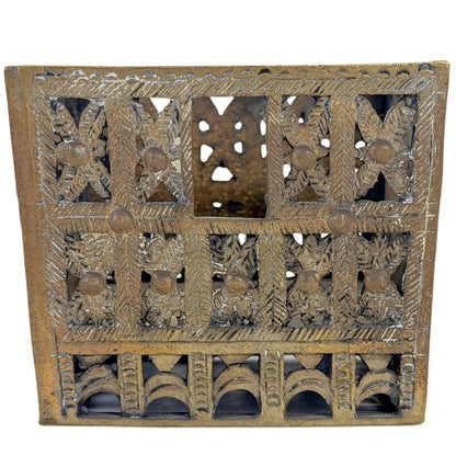 Opengewerkt messing gevelpaneel van Sumatran moskeemodel met florale geometrische motieven