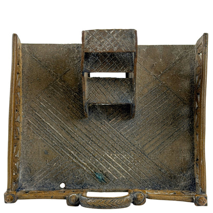 Achterzijde van losse messing voorhof met geometrisch decor