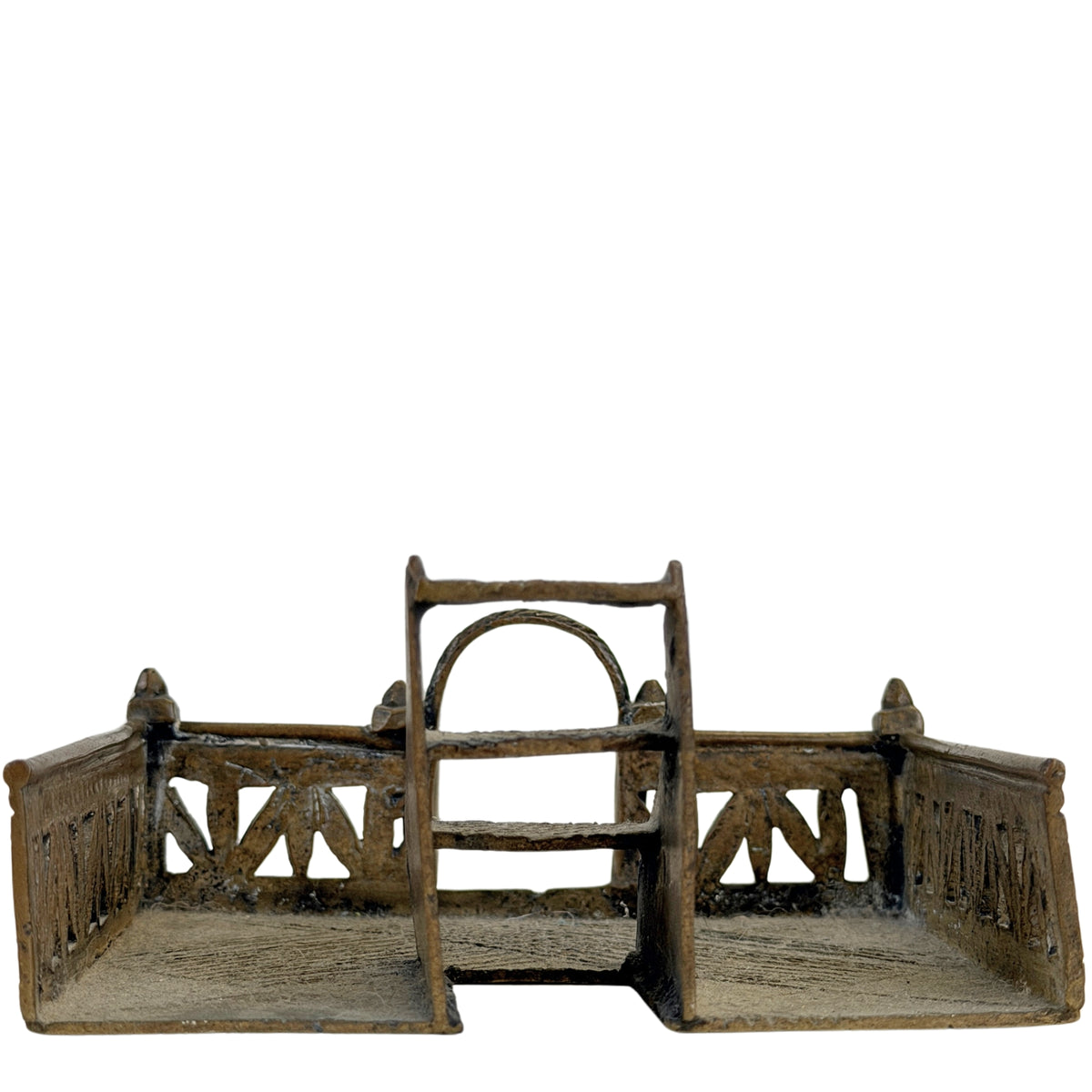 Interieur van messing voorhof met poortconstructie van Sumatran moskeemodel