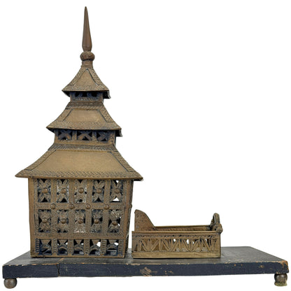Zijaanzicht van Sumatran moskeemodel met losse ommuurde voorhof