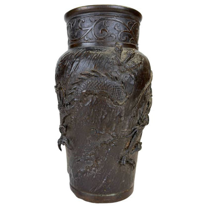 Detail eines Drachens in Takabori Hochrelief auf einer japanischen bronzenen Vase.