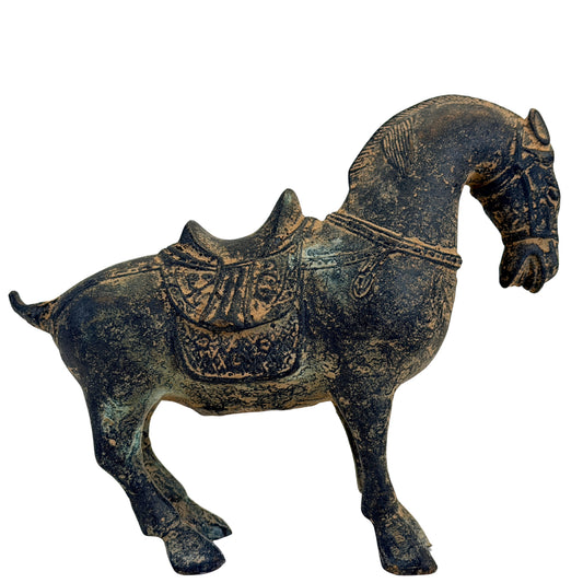 Pferdeskulptur im Tang-Stil aus China mit archaischer Patina