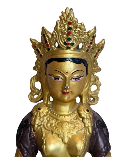 Tara-Statue mit goldfarbener Oberfläche und dekorativem Erscheinungsbild