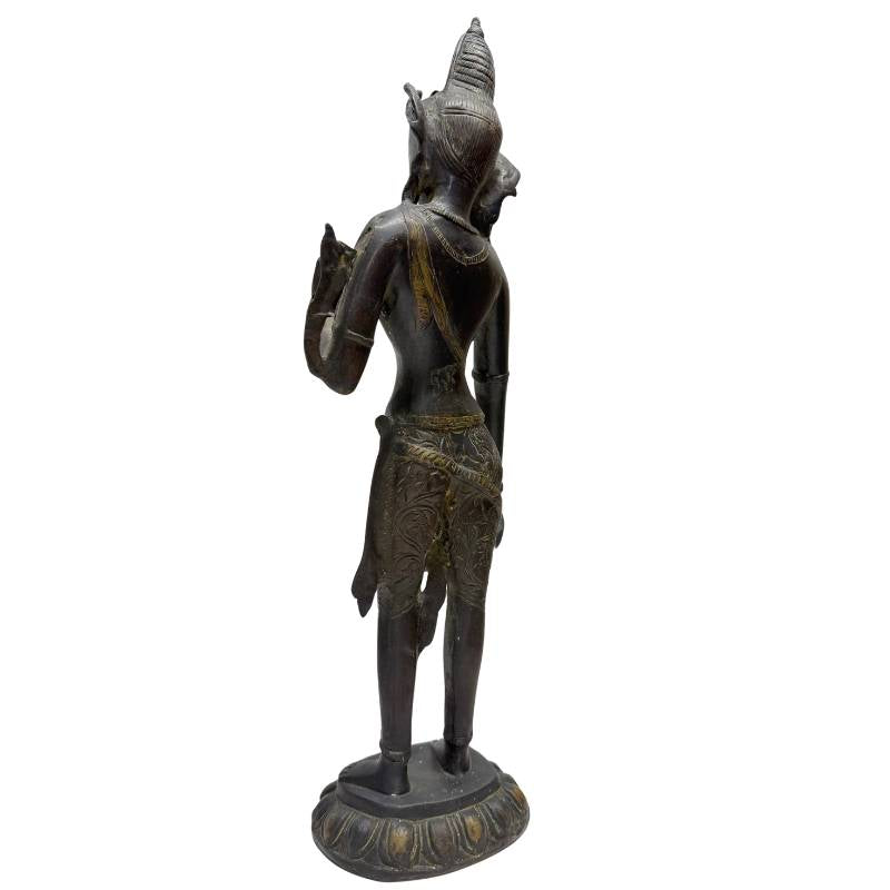 Seitenansicht der stehenden Tara mit sichtbarer antiker Patina.
