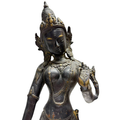 Bronzene Skulptur von Tara aus dem Himalaya, repräsentativ für die buddhistische Kunsttradition