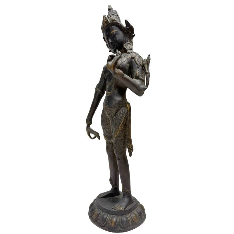 Bronzene Tara-Statue, die in einem rituellen und andächtigen buddhistischen Kontext verwendet wurde