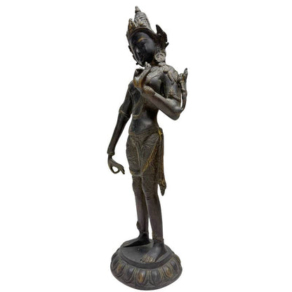 Bronzene Tara-Statue wird im rituellen und devotionalen buddhistischen Kontext verwendet.