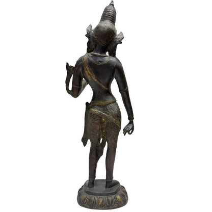 Vorderseite einer stehenden Tara-Statue aus Bronze mit sichtbarer Patina und Gebrauchsspuren