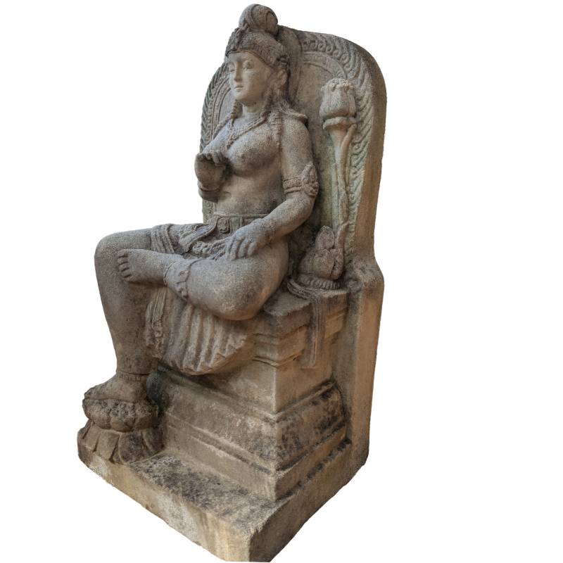 Göttin Tara in Lalitasana-Pose, handgeschnitzter Sandstein, Indonesien