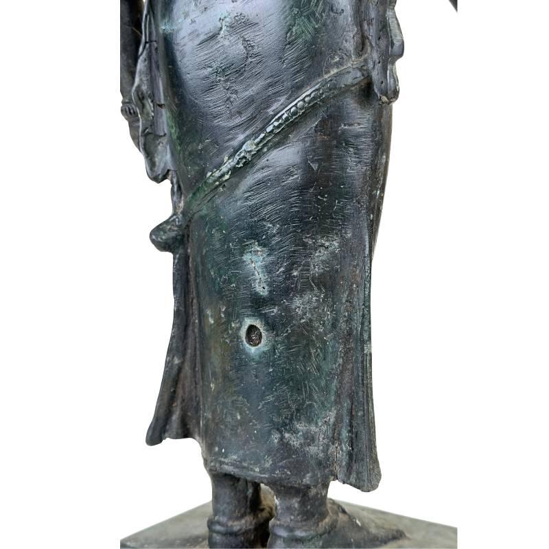 Bronzene Tempelstatue aus asiatischer Kunst mit Patina