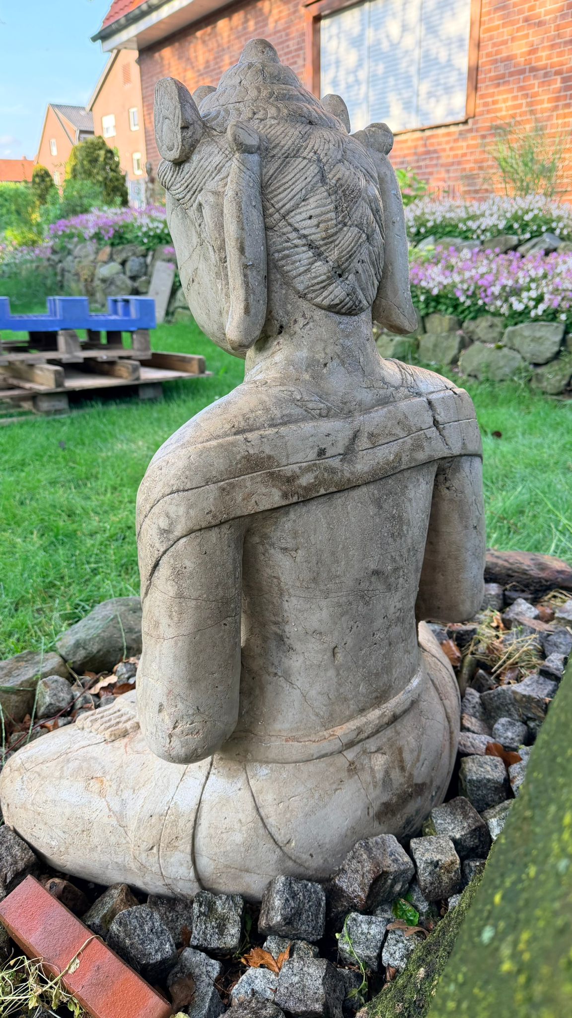 Monumentale Tempelfigur aus Naturstein mit spiritueller Bedeutung