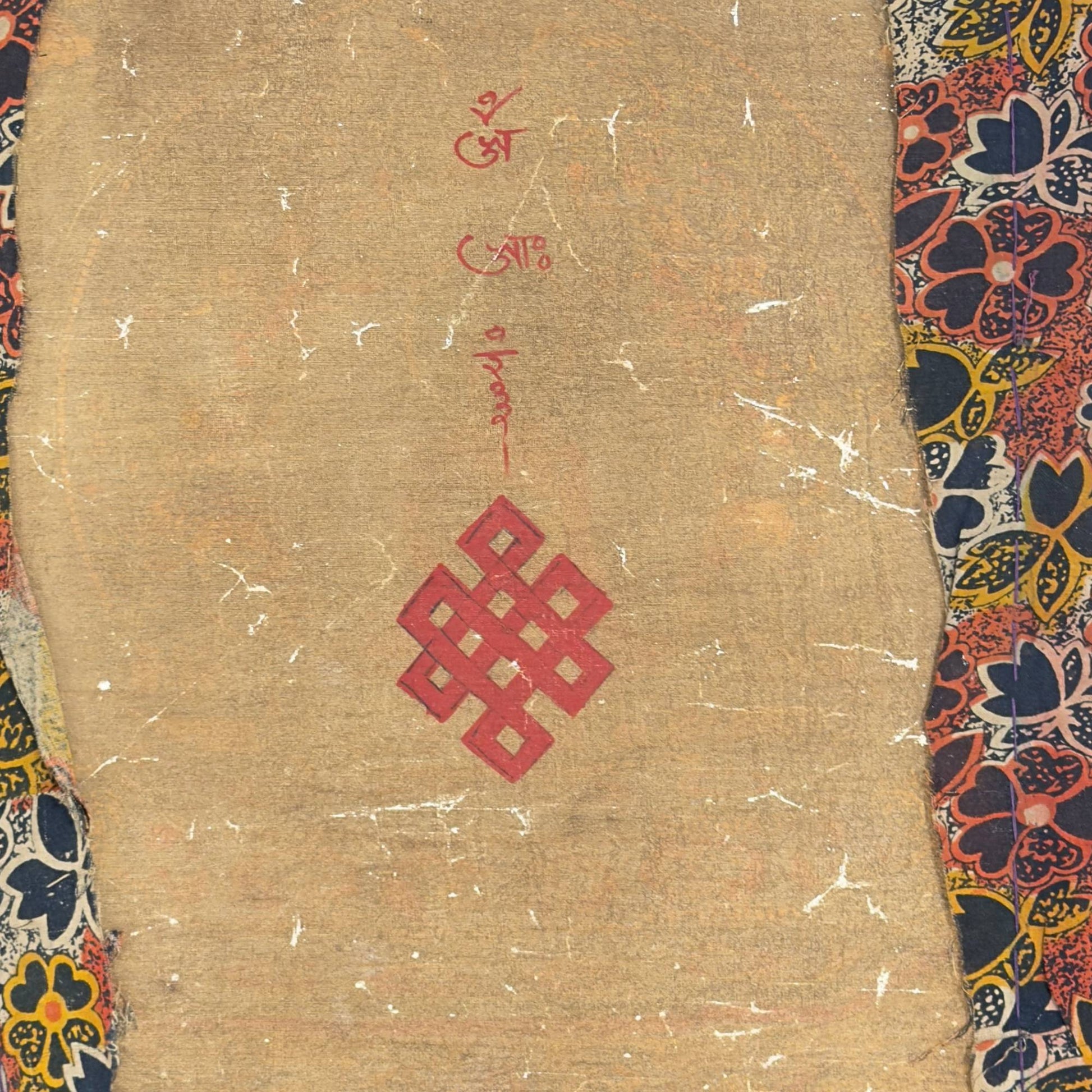Forensische Textiluntersuchung der Thangka, die die Leinwand, die rote Tinte und den maschinell hergestellten Blumenstoff zeigt.