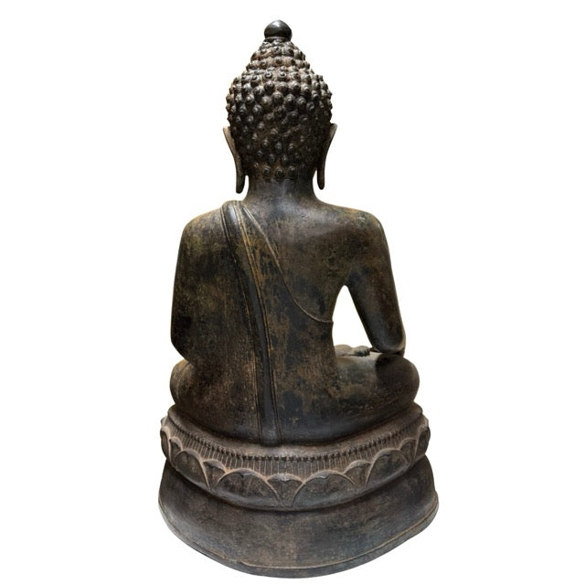 Thailändische Buddha-Statue als kraftvolles Symbol für inneren Frieden, Erdung und spirituelles Gleichgewicht